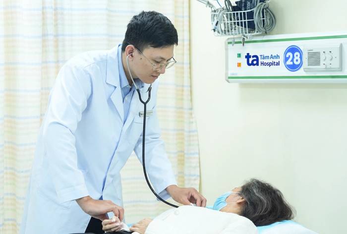 Bác sĩ Hào nghe hô hấp cho người bệnh. Ảnh: Bệnh viện Đa khoa Tâm Anh