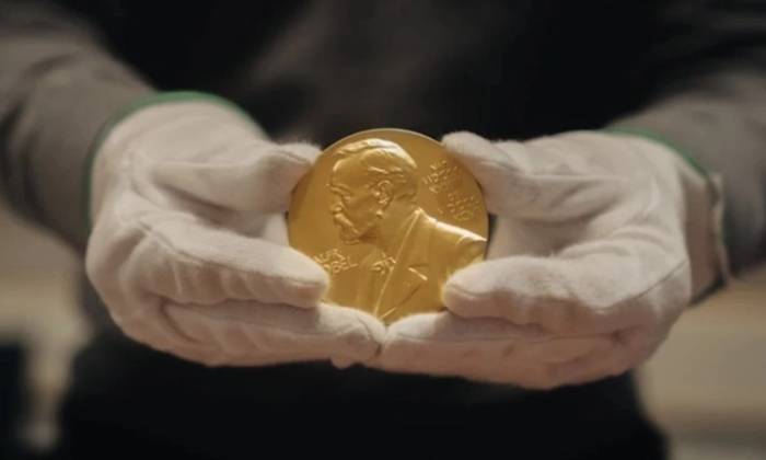 Huy chương Nobel chạm hình chân dung nhà sáng lập Alfred Nobel ở mặt trước. Ảnh: Nobel Prize