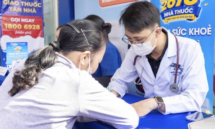 Tư vấn cho người dân tại nhà thuốc. Ảnh: Hạnh Kiều
