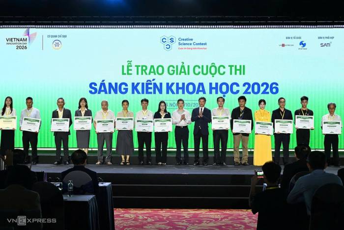 Ông Phạm Hiếu, Tổng biên tập báo VnExpress và ông Lưu Hoàng Long, Cục trưởng Sở hữu trí tuệ (giữa) trao giải cho các thí sinh. Ảnh: Giang Huy