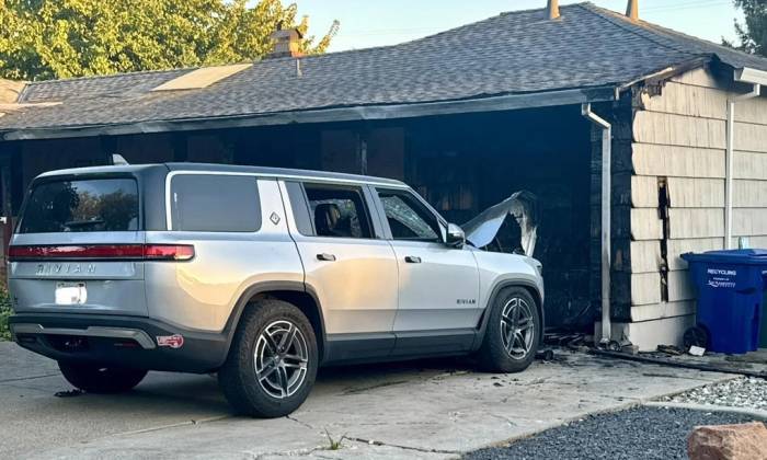 Chiếc SUV điện Rivian R1S cháy và lan vào gara. Ảnh: Reddit