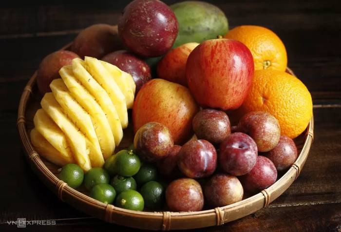 Trái cây có đường tự nhiên, nên ăn nguyên quả thay vì uống nước ép. Ảnh: Bùi Thủy