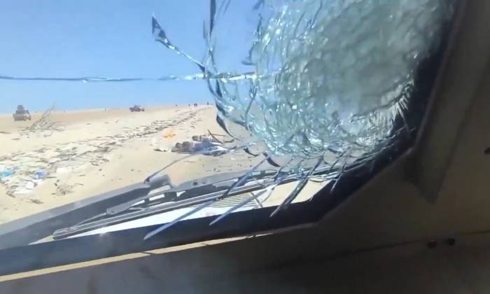 Thành viên Houthi sắp bị xe cán qua trong video do lực lượng chính phủ Yemen đăng. Ảnh chụp từ video