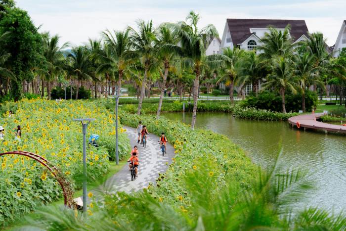 Không gian sống xanh, trẻ đi học an toàn trên cung đường nội khu tại Eco Central Park. Ảnh: Ecopark