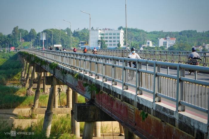 Cầu Trà Khúc 1 cũ đã hơn 60 năm tuổi. Ảnh: Phạm Linh