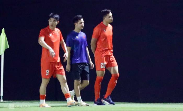 Tiền đạo Nguyễn Đình Bắc (9) và trung vệ Bùi Hoàng Việt Anh (20) của Việt NAm đi bộ ở buổi tập ngày 4/10/2026, trước trận tranh giải Ba FIFA ASEAN Cup 2026 gặp Malaysia. Ảnh: Đức Đồng