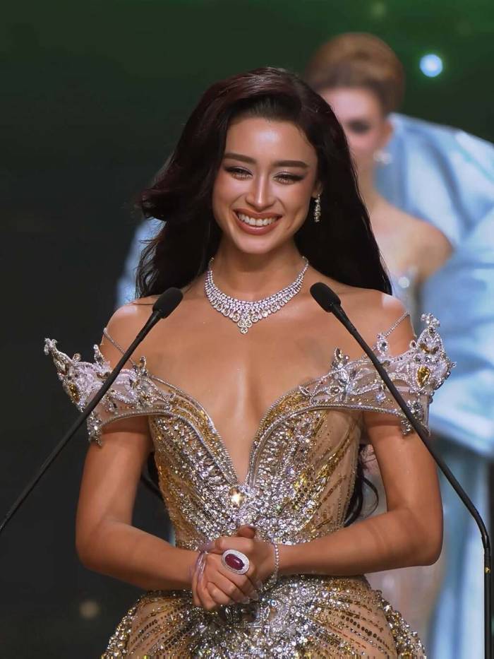 Emoura Phạm trong phần thi trả lời câu hỏi dành cho top 11.