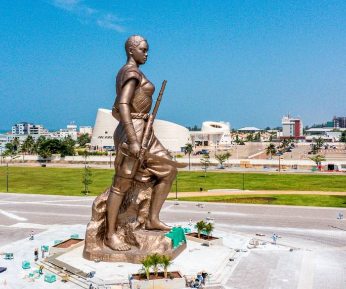 Tượng Nữ chiến binh Amazone thời điểm chuẩn bị được khánh thành vào năm 2022 ở Cotonou, Benin. Ảnh: Cổng thông tin Chính phủ Cộng hòa Benin.