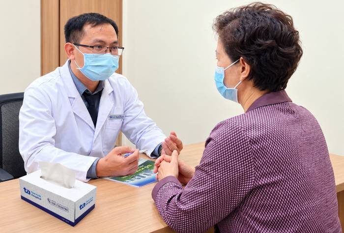 Bác sĩ Tân tư vấn phương pháp điều trị cho chị Sáu. Ảnh: Bệnh viện Đa khoa Tâm Anh