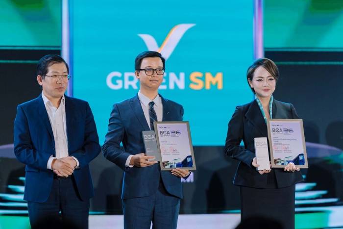 Ông Nguyễn Hồng Nhật (giữa), Tổng giám đốc VinFast ôtô thị trường Việt Nam và bà Trần Thanh Thủy (phải), Phó tổng giám đốc vận hành hai bánh và giao hàng GSM nhận giải thưởng tại sự kiện. Ảnh: Vingroup