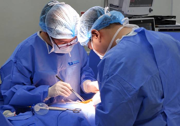 Bác sĩ Hằng (bên trái) phẫu thuật tuyến giáp cho người bệnh. Ảnh: Bệnh viện Đa khoa Tâm Anh