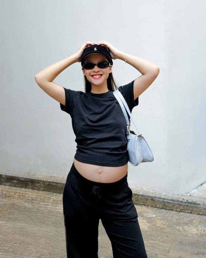 Khả Ngân lần đầu khoe bụng bầu với công chúng.