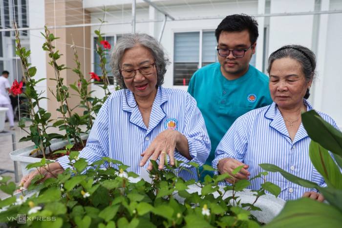 Người cao tuổi tham gia dịch vụ dưỡng lão bán trú tại Bệnh viện Phục hồi chức năng - Điều trị bệnh nghề nghiệp TP HCM, tháng 10/2025. Ảnh: Quỳnh Trần