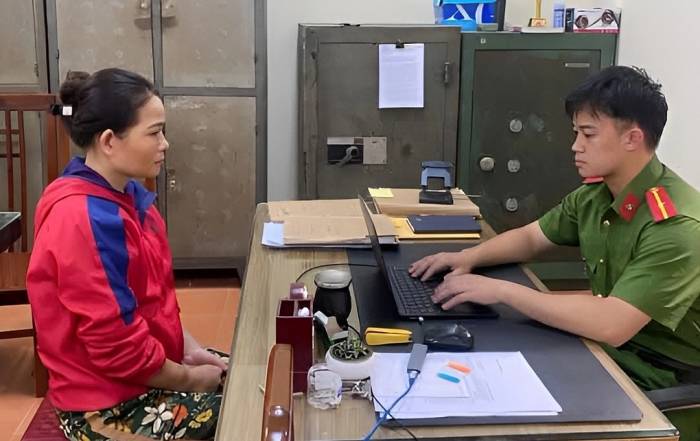 Công an làm việc với Bùi Thị Hạnh. Ảnh: Công an cung cấp