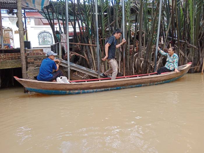 Khách trải nghiệm đi xuồng ba lá trên rạch Bà Ngoạn, chiều 6/10. Ảnh: Thi Hoàng