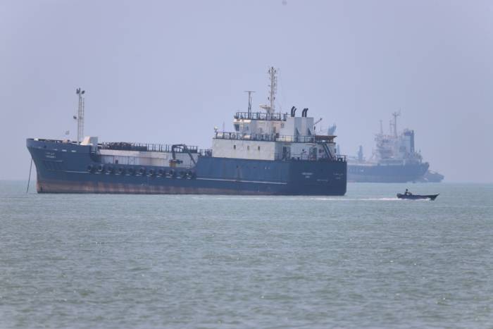 Tàu neo đậu tại eo biển Hormuz, ngoài khơi Bandar Abbas, Iran, ngày 17/6. Ảnh: AP