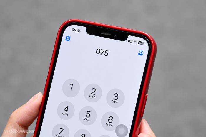 Một người dùng di động bấm gọi đầu số 075. Ảnh: Trọng Đạt