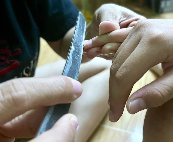 Móng tay trẻ mỏng nhưng sắc nhọn, đồng dễ tích tụ đất cát, các mầm bệnh nên cần cắt ngắn và nên thường xuyên rửa sạch với xà phòng. Ảnh: Diệu Thuần