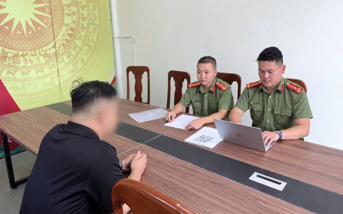 Người đàn ông làm việc với công an. Ảnh: Công an xã Lao Bảo