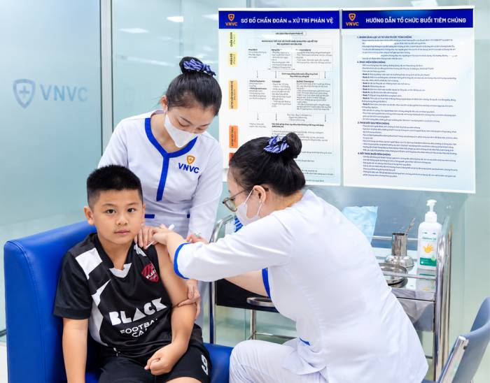 Trẻ tiêm vaccine bổ sung sau khi rà soát lịch sử tiêm chủng. Ảnh: Thanh Lam