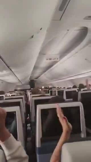 Hành khách vỗ tay, hát mừng khi máy bay flydubai hạ cánh