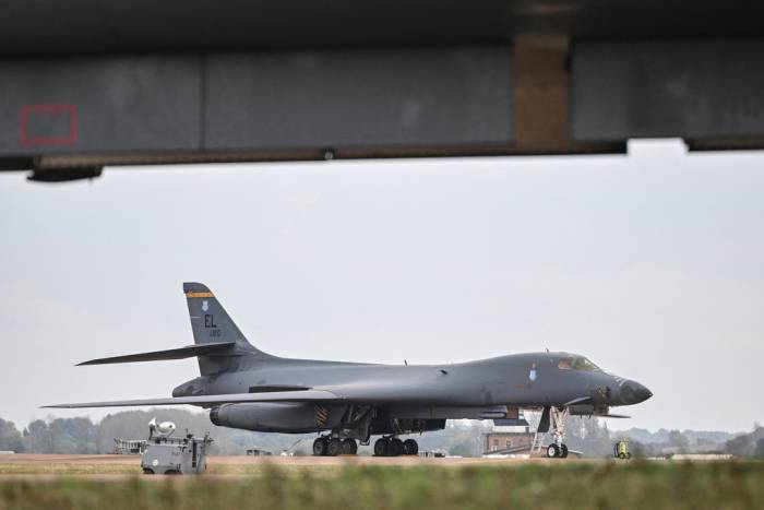 Chiếc máy bay ném bom B-1 của Không quân Mỹ xuất hiện tại căn cứ RAF Fairford, tây nam nước Anh, vào ngày 27/9. Ảnh: AFP