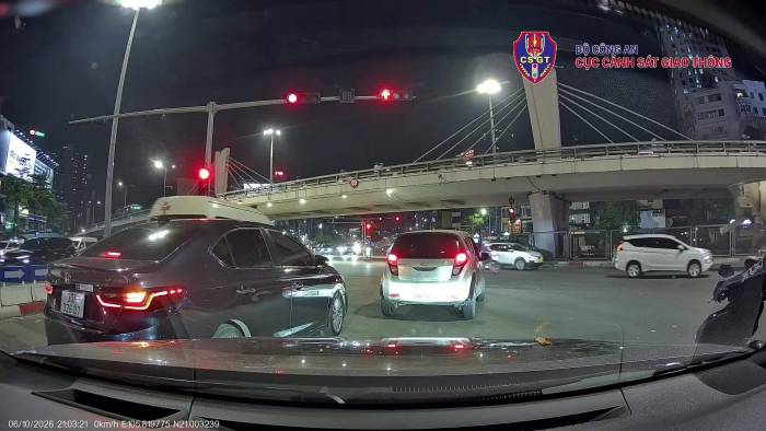 Hai ôtô vượt đèn đỏ nhường xe cứu thương không bị phạt