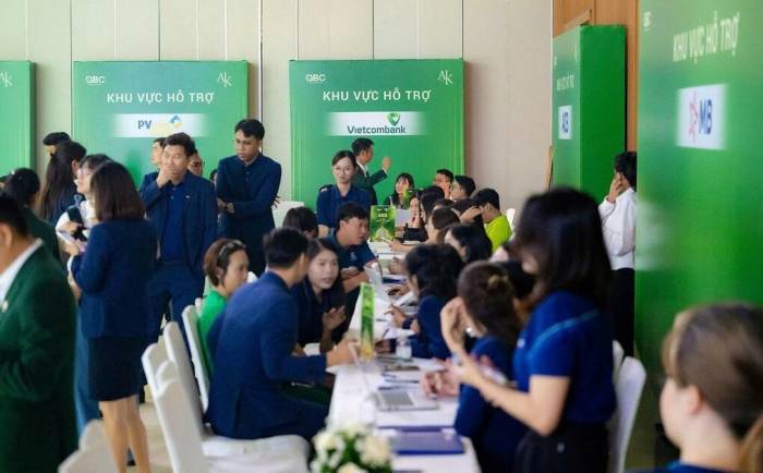 Đông đảo khách tham gia thẩm định hồ sơ tại sự kiện. Ảnh: OBC Holdings