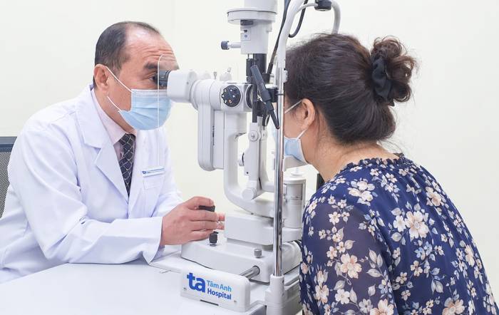 Phó giáo sư Nam kiểm tra mắt cho một phụ nữ. Ảnh minh họa: Bệnh viện Đa khoa Tâm Anh