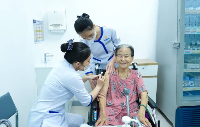 Người cao tuổi tiêm vaccine phòng bệnh tại VNVC. Ảnh: Mộc Thảo