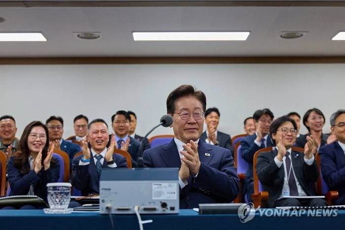 Tổng thống Hàn Quốc Lee Jae Myung theo dõi vụ phóng thử phương tiện lướt siêu vượt âm ngày 8/10. Ảnh: Yonhap