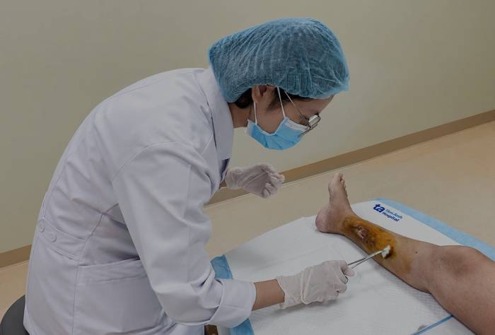 Bác sĩ xử lý vết thương cho bà Thiên. Ảnh: Bệnh viện Đa khoa Tâm Anh