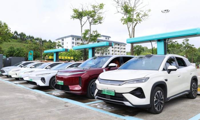 Xe điện sạc pin tại một trạm sạc nhanh của BYD. Ảnh: Chinaevhome