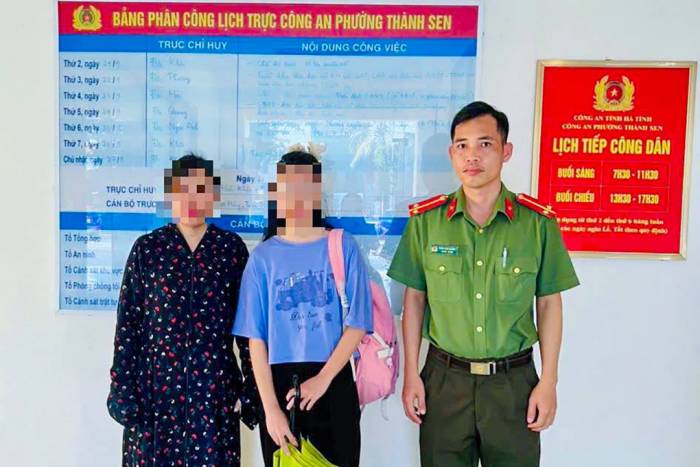 Bé gái (đứng giữa), được công an bàn giao cho phụ huynh. Ảnh: Công an cung cấp