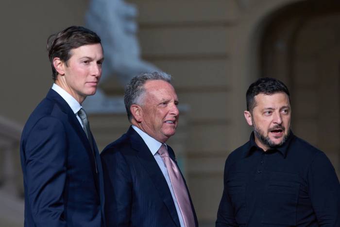 Từ trái qua phải: Đặc phái viên Jared Kushner, Steve Witkoff và Tổng thống Ukraine Volodymyr Zelensky tại Kiev ngày 6/9. Ảnh: AP
