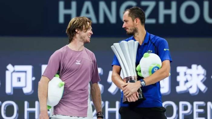 Daniil Medvedev (phải) và Andrey Rublev trong lễ trao giải Hàng Châu Mở rộng, tại Hàng Châu, Trung Quốc ngày 29/9/2026. Ảnh: Reuters