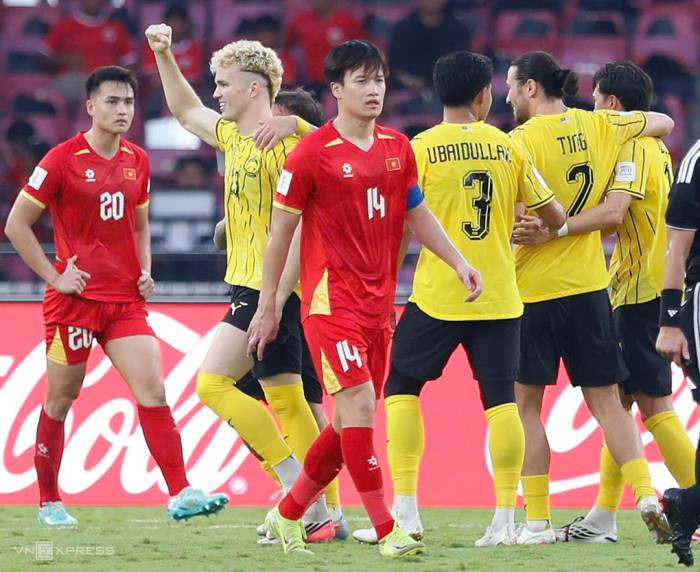Nguyễn Hoàng Đức và các đồng đội buồn bã sau khi để Malaysia chọc thủng lưới ở trận tranh giải Ba FIFA ASEAN Cup 2026 trên sân Gelora Bung Karno, Jakarta, Indonesia ngày 5/10/2026. Ảnh: Hai Tư