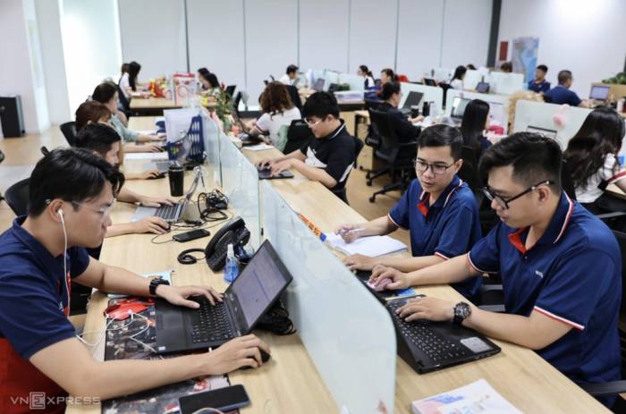 Nhân viên văn phòng trong giờ làm việc ở TP HCM. Ảnh: Quỳnh Trần - Hữu Danh