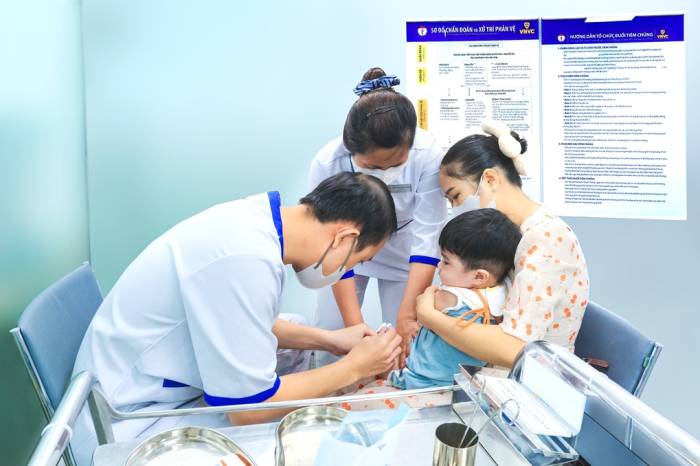 Phụ huynh cho trẻ nhỏ tiêm vaccine cúm tại VNVC Thủ Đức 2 để giúp bé phòng bệnh. Ảnh: Diệu Thuần