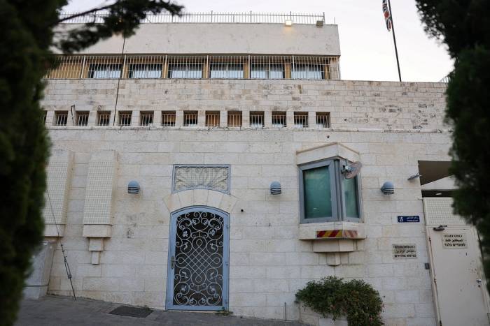 Tòa nhà Tổng lãnh sự quán Anh tại Jerusalem ngày 8/10, với phần bảng hiệu đã bị tháo xuống. Ảnh: Reuters