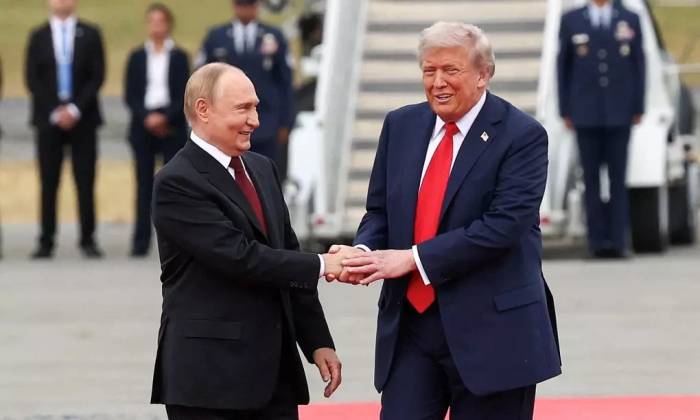 Tổng thống Nga Vladimir Putin (trái) và Tổng thống Mỹ Donald Trump tại Alaska tháng 8/2025. Ảnh: AP