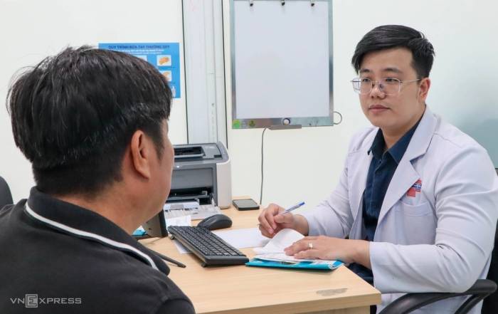 Bác sĩ Thiên Phú thăm khám cho người bệnh tại Bệnh viện Bình Dân. Ảnh: Trần Nhung