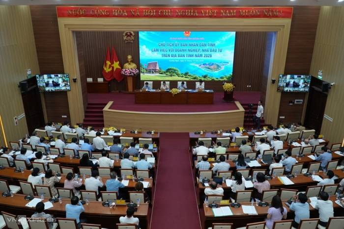 Các doanh nghiệp làm việc với UBND tỉnh Quảng Ngãi, sáng 1/10. Ảnh: Phạm Linh