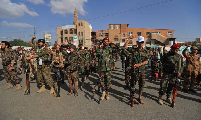 Các thành viên Houthi trong cuộc tuần hành ở thủ đô Sanaa, Yemen ngày 10/9. Ảnh: AFP
