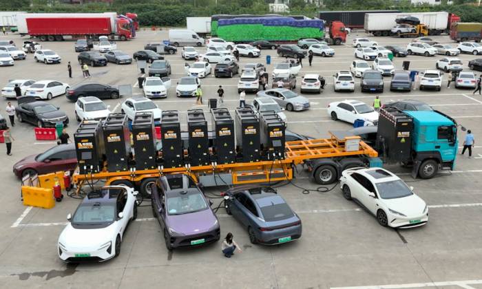 Một loạt ôtô điện sạc từ xe tải chở trụ sạc di động dịp nghỉ lễ Quốc khánh Trung Quốc. Ảnh: HK01