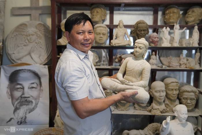Nhà điêu khắc Nguyễn Văn Nho bên các phôi tượng do chính mình làm ra. Ảnh: Nguyễn Đông