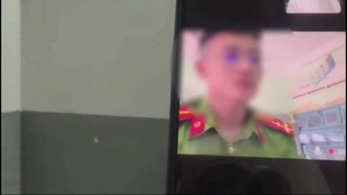 Lộ chiêu lừa, người giả công an nói: 'Không nói được, có người ngồi ở đây'