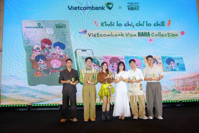 Bà Đoàn Hồng Nhung, Giám đốc Khối Bán lẻ Vietcombank (thứ 3 từ phải sang) đại diện ngân hàng tặng kỷ niệm chương cho dàn nghệ sĩ Quán Nhà Haha. Ảnh: Vietcombank
