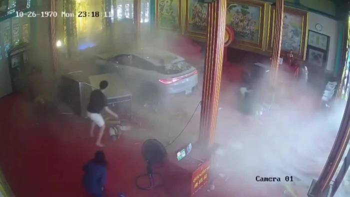 Ôtô điện lao vào đền thờ, ba người bị thương