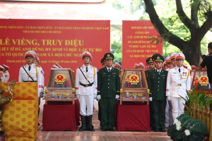 Quân đội tổng duyệt nghi vấn truy điệu trước khi đưa hài cốt liệt sĩ ở công viên Lê Thị Riêng về an tang tại Nghĩa trang liệt sĩ TP HCM, sáng 12/10. Ảnh: Đình Văn